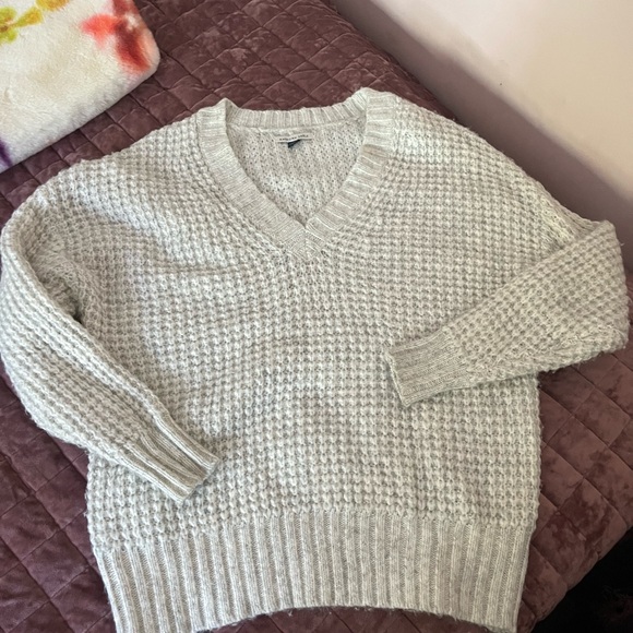 American Eagle Outfitters Light Gray V-Neck Sweater - Picture 1 of 3